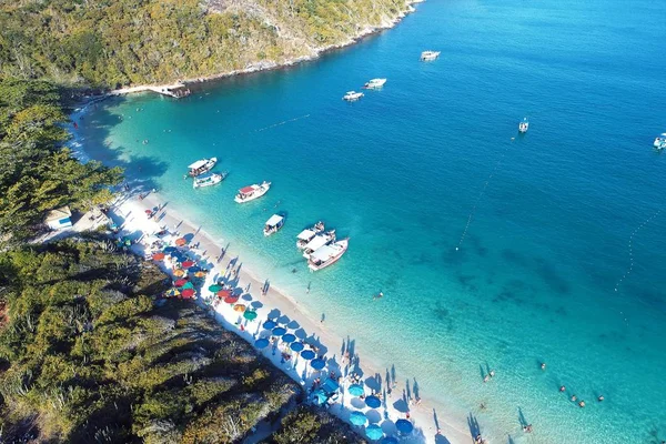 Mavi deniz hava görünümü. Harika manzara. Plaj manzarası. Arraial Cabo, Brezilya var. Plaj sahnesi. Tatil, seyahat, resort, barış, huzur, paradisiac. Tropikal seyahat. Liman. Tekneler. Karayipler