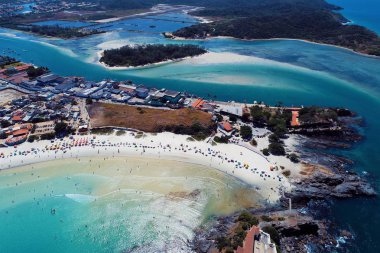 Havadan görünümü Forte Beach, Cabo Frio Rio de Janeiro, Brezilya. Tatil seyahat. Hedef, seyahat. Büyük plaj sahnesi. Tropikal seyahat. Turizm noktası. Brezilya posta kartı harika manzara. Japon Island view.