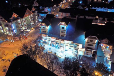 Campos hava görünümünü Jordao, Sao Paulo, Brezilya için Avrupa kenti yapmak. Harika manzara. Güzel gece görüş. Gece fotoğraf. Gece şehir. Geceleri uçan uçak.