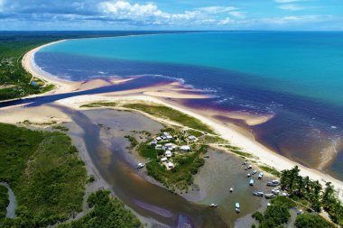 Corumbau beach, Caraiva, Bahia, Brezilya Hava görünümünü. Plaj su yakın karanlık nehir nedeniyle iki renk ile. Güzel bir plaj manzara. Tatil, seyahat, resort, barış, huzur. Tropikal seyahat. Issız kumsallar. Hedef.