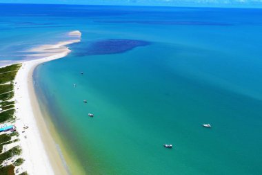 Havadan görünümü, kırmızı bir kum ve güzel bir nehir. Harika manzara. Büyük plaj ve nehir sahneleri. Corumbau Beach, Bahia, Brezilya. Seyahat hedef. Tropikal seyahat. Tatil seyahat. Nehrin üzerinde yelken tekne görünümünü.