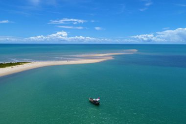 Havadan görünümü, kırmızı bir kum ve güzel bir nehir. Harika manzara. Büyük plaj ve nehir sahneleri. Corumbau Beach, Bahia, Brezilya. Seyahat hedef. Tropikal seyahat. Tatil seyahat. Nehrin üzerinde yelken tekne görünümünü.