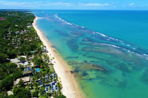 Cennet deniz ile havadan görünümü temiz su. Harika manzara. Büyük plaj manzarası. Arraia d'Ajuda, Bahia, Brezilya. Seyahat, tatil, hedef, turizm noktası, huzur, rüya, barış.