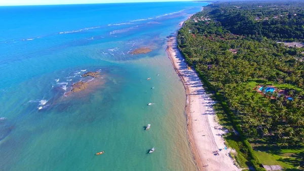 Arraia d'Ajuda, Bahia, Brezilya: Kristal su ile güzel bir plaj havadan görünümü. Harika manzara. Büyük plaj manzarası. Palmiye ağacı, seyahat, hedef, tatil, tropikal. Tekne yelken.
