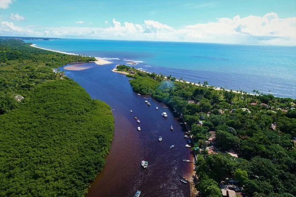 Caraiva, Bahia, Brezilya güzel nehir manzarası. Tatil, seyahat, resort, barış, huzur. Tropikal seyahat. Seyahat hedef. Renkli sahne. Büyük plaj ve nehir sahne, Collored şemsiye beach.