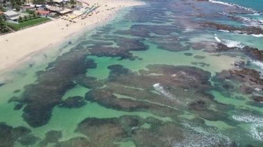 Cupe'nın Beach, Porto de Galinhas, Brezilya: Yüzme ile fishs doğal havuzlarda benzersiz deneyimi. Mükemmel seyahat. Tatil seyahat. Tatil tropikal. Tropikal seyahat. Büyük plaj sahne. Güzel manzara. Sahne seyahat. Tatil sahne.