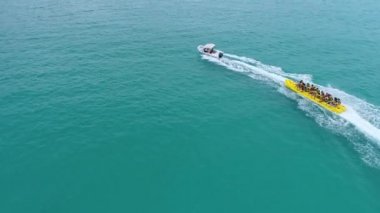 Muz gemisi denize yelken. Hız, duygu, eğlenceli. Spor su. Tatil, dinlenme, seyahat. Boş zaman sahne. 