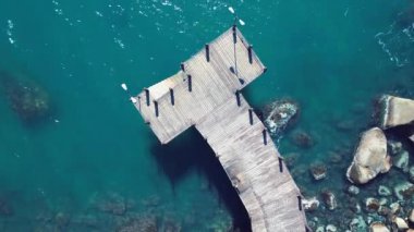 Ilhabela, Sao Paulo, Brezilya: Hava görünümünü kristal su ile güzel bir iskele. Harika manzara. Büyük plaj sahnesi. Liman sahne. Açık havada. Ilha Bela'nın Beach.