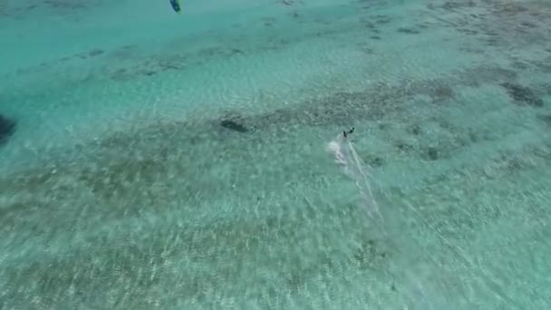 カリブ海 Roques 青い海と無人島の休暇 幻想的な風景 素晴らしいビーチのシーン 休暇旅行 熱帯のシーン 静けさ 結晶水をもつ旅行先 カリブ海のシーン — ストック動画