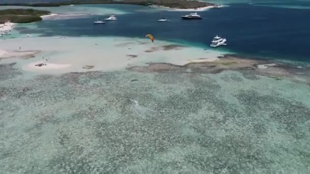 风筝冲浪和风帆冲浪在天堂海滩 美妙的风景 伟大的运动场面 风筝冲浪 风帆冲浪 水上运动 — 图库视频影像