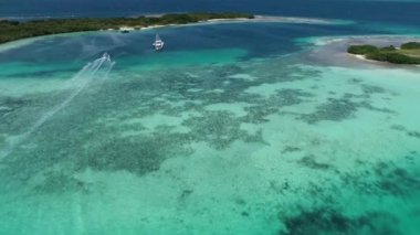 Los Roques, Karayip Denizi. Harika manzara. Cennet Adası mavi su ile hava görünümünü. Büyük caribbean beach sahne. Tropikal seyahat. Tatil seyahat. Seyahat hedef. Karayip Adası. 