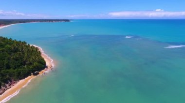 Caraiva Beach: güzel bir plaj manzara Bahia, Brezilya için. Tatil, seyahat, resort, barış, huzur. Tropikal seyahat. Issız kumsallar. Seyahat hedef. Turizm noktası. Posta kartı. Bir yaşam tarzı. Büyük nehir sahne.