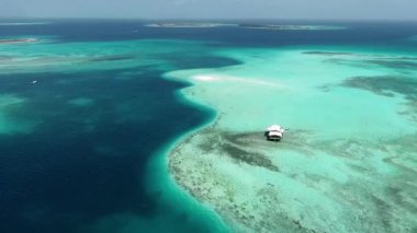 Los Roques, Karayip Denizi. Harika manzara. Cennet Adası mavi su ile hava görünümünü. Büyük caribbean beach sahne. Tropikal seyahat. Tatil seyahat. Seyahat hedef. Karayip Adası. 