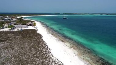 Karayip Denizi, Los Roques. Mavi deniz ve ıssız adalarında tatil. Barış. Harika manzara. Büyük plaj sahnesi. Tatil seyahat. Tropikal sahne. Huzur. Kristal su ile seyahat hedef. Karayip sahne. Güzel Adaları.