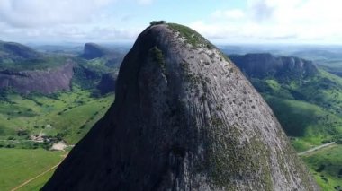 Yüksek dağlar ve kayalar arasında uçan uçak. Değerli ve sahtekar taşlar devre. Minas Gerais, Brezilya. Harika manzara. Güzel kuş görünümü ve uçak sahne.