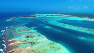 Los Roques, Karayip Denizi. Harika manzara. Cennet Adası mavi su ile hava görünümünü. Büyük caribbean beach sahne. Tropikal seyahat. Tatil seyahat. Seyahat hedef. Karayip Adası. 