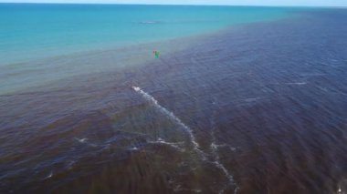 Uçurtma sörf ve Rüzgar Sörfü paradisiac sahilde. Harika manzara. Büyük spor sahne. Uçurtma sörfü, Rüzgar Sörfü. Tekneler, yelkenli, liman. Yelken. Paradisiac, seyahat, tatil, huzur, su spor, boş zaman.