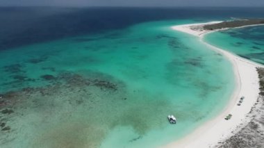 Los Roques, Karayip Denizi. Harika manzara. Cennet Adası mavi su ile hava görünümünü. Büyük caribbean beach sahne. Tropikal seyahat. Tatil seyahat. Seyahat hedef. Karayip Adası. 