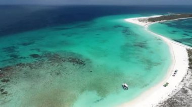 Karayip Denizi, Los Roques. Mavi deniz ve ıssız adalarında tatil. Barış. Harika manzara. Büyük plaj sahnesi. Tatil seyahat. Tropikal sahne. Huzur. Kristal su ile seyahat hedef. Karayip sahne. Güzel ada. 