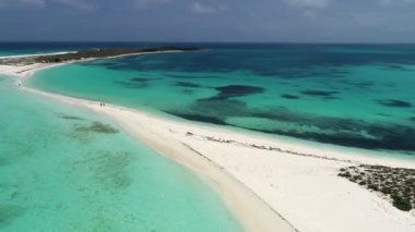 Karayip Denizi, Los Roques. Mavi deniz ve ıssız adalarında tatil. Barış. Harika manzara. Büyük plaj sahnesi. Tatil seyahat. Tropikal sahne. Huzur. Kristal su ile seyahat hedef. Karayip sahne. Güzel ada. 