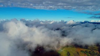 Güzel güneş ve mavi gökyüzü ile bulutların üzerinde uçan. Büyük gökyüzü sahne. Harika manzara. Özgürlük. Barış. Tanrım. Kuş görünümü. Soyut, kavram, doku, desen, duvar kağıdı. Güzel gökyüzü görünümü,