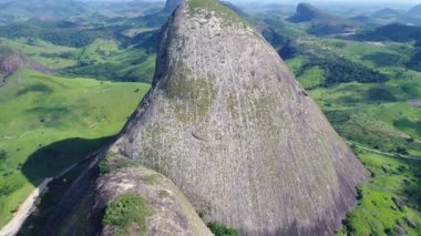 Uçan yüksek dağlar ve kayalar arasında. Değerli ve sahtekar taşlar devre. Minas Gerais, Brezilya. Harika manzara. Güzel kuş görünümü ve uçak sahne. Güzel dağ manzarası. Yanardağ oluşumu.