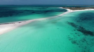 Karayip Denizi, Los Roques. Mavi deniz ve ıssız adalarında tatil. Barış. Harika manzara. Büyük plaj sahnesi. Tatil seyahat. Tropikal sahne. Huzur. Kristal su ile seyahat hedef. Karayip sahne. Güzel ada. 