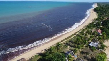 Uçurtma sörf ve Rüzgar Sörfü. Caraiva, Bahia, Brezilya. Harika manzara deniz iki renk ile. Büyük spor sahne. Uçurtma sörfü, Rüzgar Sörfü. Paradisiac, seyahat, tatil, huzur.