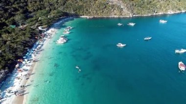 Mavi deniz hava görünümü. Harika manzara. Plaj manzarası. Arraial Cabo, Rio de Janeiro, Brezilya var. Plaj sahnesi. Tatil, seyahat, resort, barış, huzur, paradisiac. Tropikal seyahat. Liman. Tekneler. Brazillian Karayipler.