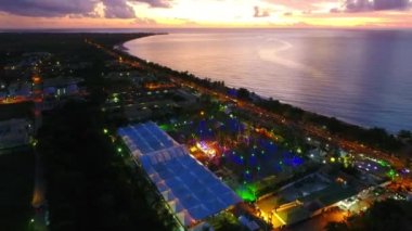 Porto Seguro Beach, Bahia, Brezilya karnaval üzerinde hava görünümünü gökyüzü şafak. . Büyük plaj sahnesi. Harika manzara. Tatil seyahat. Seyahat hedef. Tatil kavramı. Carnaporto, balta Moi Festivali.