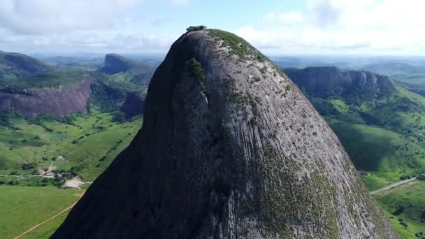 高山と岩の飛行ドローン 貴重な石の回路 ブラジル ミナス ジェライス州 素晴らしい風景 美しい鳥のビューと飛行機のシーン — ストック動画