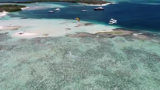 Kitesurfing Och Vindsurfing Paradisön Stranden Fantastiskt Landskap Bra Sport Scenen — Stockvideo