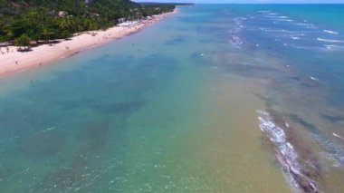 Arraial d'Ajuda Beach, Bahia, Brezilya: mavi deniz ve açık havada hava görünümünü. Harika manzara. Büyük plaj manzarası. Seyahat hedef. Tropik seyahat. 
