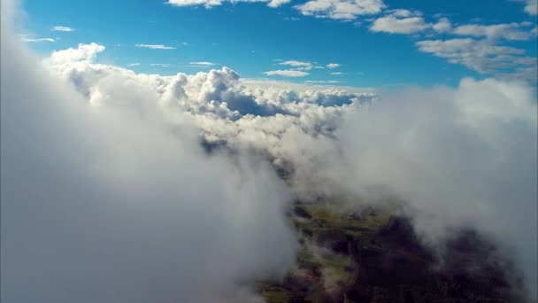 Drone volant au-dessus des nuages avec un beau ciel bleu. Ciel, Dieu, Liberté, Paix, Grande scène de nature. Paysage fantastique. Belle vue sur le ciel. Lever de soleil .