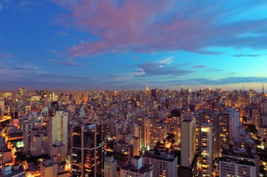 Şehirde Sao Paulo, Brezilya Hava görünümünü günbatımı. Büyük gün batımı sahne. Harika manzara. İş şehir. İş seyahati. İş kavramı. Gün batımı koleksiyonu. Renkli gökyüzü. Alacakaranlıkta gökyüzü sahne. Alacakaranlıkta sahne. Gün batımı koleksiyonu. Gün batımı manzarası. Yıldırım.