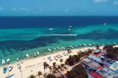 Karayip Denizi, Los Roques. Mavi deniz ve ıssız adalarında tatil. Barış ve bir rüya. Harika manzara. Paradisiac plajlar. Seyahat, tatil, huzur. Tropikal seyahat. Seyahat destinaton. Tatil seyahat. Büyük plaj sahnesi.