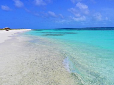 Karayip Denizi, Los Roques. Mavi deniz ve ıssız adalarında tatil. Barış ve bir rüya. Harika manzara. Paradisiac plajlar. Seyahat, tatil, huzur. Tropikal seyahat. Seyahat destinaton. Tatil seyahat. Büyük plaj sahnesi.