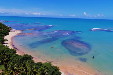 Cennet deniz ile havadan görünümü temiz su. Harika manzara. Büyük plaj manzarası. Espelho'nın Beach, Trancoso, Porto Seguro, Bahia, Brezilya. Cennet plaj. Güzel kayalıklarla. Tropik seyahat. 