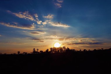 Güzel bir günbatımı manzara. Patlama renk. Gün batımı koleksiyonu. Harika manzara. Turuncu gökyüzü. Renkli gökyüzü. Güneş ışığı. Güneş ışınları. Soyut, kavram, desen, duvar kağıdı, grafik, tasarım, illüstrasyon, renkli.