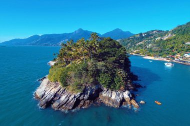 Hava manzara mavi deniz ve açık hava. Harika manzara. Büyük plaj manzarası. Ilhabela, Sao Paulo, Brezilya. Seyahat, tatil, hedef, turizm noktası, huzur, rüya, barış.