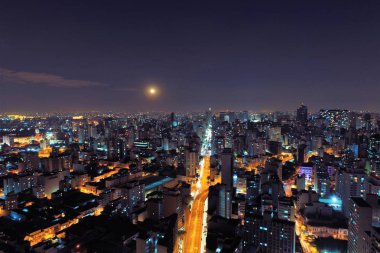 Şehirde Sao Paulo, Brezilya Hava görünümünü günbatımı. Büyük gün batımı sahne. Harika manzara. İş şehir. İş seyahati. İş kavramı. Gün batımı koleksiyonu. Renkli gökyüzü. Alacakaranlıkta gökyüzü sahne. Alacakaranlıkta sahne. Gün batımı koleksiyonu. Gün batımı manzarası. Yıldırım.