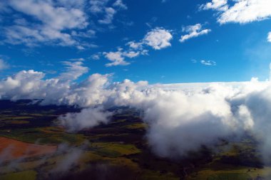 Uçan bulutlar üzerinde. Harika manzara. İlham, barış, özgürlük, üstesinden, Tanrı. Büyük gökyüzü görünümü! Bulutların üstünde güzel bir mavi gökyüzü hava ve panoramik bir görünümünü.  