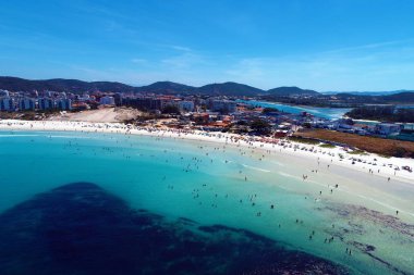 Havadan görünümü Forte plaj ve Japon Adası, Cabo Frio Rio de Janeiro, Brezilya. Tatil seyahat. Hedef, seyahat. Büyük plaj sahnesi. Tropikal seyahat. Turizm noktası. Brezilya posta kartı Fantastic manzara.