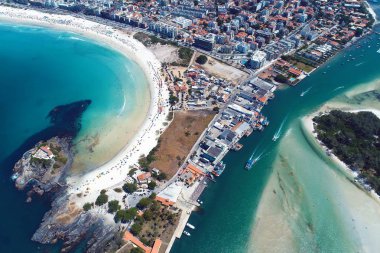 Havadan görünümü Forte plaj ve Japon Adası, Cabo Frio Rio de Janeiro, Brezilya. Tatil seyahat. Hedef, seyahat. Büyük plaj sahnesi. Tropikal seyahat. Turizm noktası. Brezilya posta kartı Fantastic manzara.