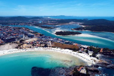 Havadan görünümü Forte plaj ve Japon Adası, Cabo Frio Rio de Janeiro, Brezilya. Tatil seyahat. Hedef, seyahat. Büyük plaj sahnesi. Tropikal seyahat. Turizm noktası. Brezilya posta kartı Fantastic manzara.