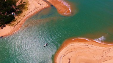 Caraiva Beach: güzel bir plaj manzara Bahia, Brezilya için. Tatil, seyahat, resort, barış, huzur. Tropikal seyahat. Issız kumsalı. Seyahat hedef. Turizm noktası. Posta kartı.