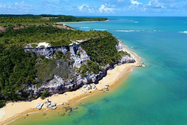 Cennet deniz ile havadan görünümü temiz su. Harika manzara. Büyük plaj manzarası. Espelho'nın Beach, Trancoso, Porto Seguro, Bahia, Brezilya. Cennet plaj. Güzel kayalıklarla. Tropikal seyahat. Issız plajlar.