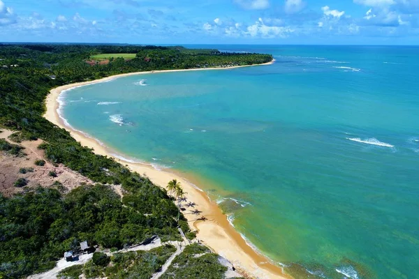 Cennet deniz ile havadan görünümü temiz su. Harika manzara. Büyük plaj manzarası. Espelho'nın Beach, Trancoso, Porto Seguro, Bahia, Brezilya. Cennet plaj. Güzel kayalıklarla. Tropikal seyahat. Issız plajlar.
