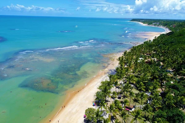 Cennet deniz ile havadan görünümü temiz su. Harika manzara. Büyük plaj manzarası. Espelho'nın Beach, Trancoso, Porto Seguro, Bahia, Brezilya. Cennet plaj. Güzel kayalıklarla. Tropikal seyahat. Issız plajlar.