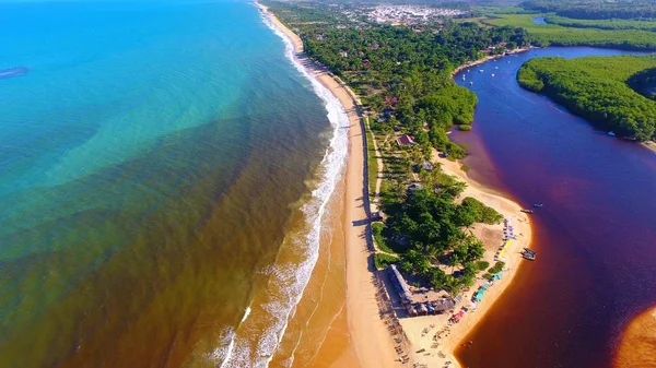 Caraiva Beach: güzel bir plaj manzara Bahia, Brezilya için. Tatil, seyahat, resort, barış, huzur. Tropikal seyahat. Issız kumsalı. Seyahat hedef. Turizm noktası. Posta kartı.
